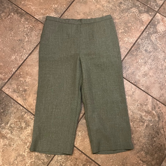Alfred Dunner Army Green Woven Linen-look Capris - Picture 3 of 14